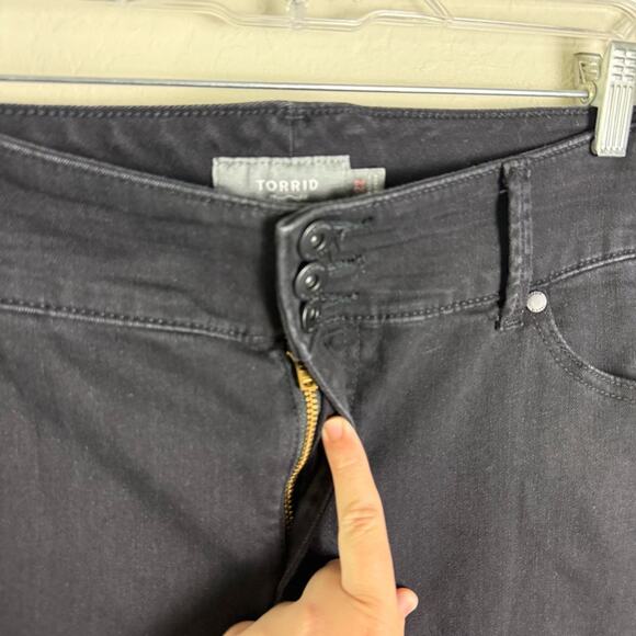 Torrid Black Bermuda Jegging Super Soft High-Rise Short 22 14099019 - Picture 15 of 15